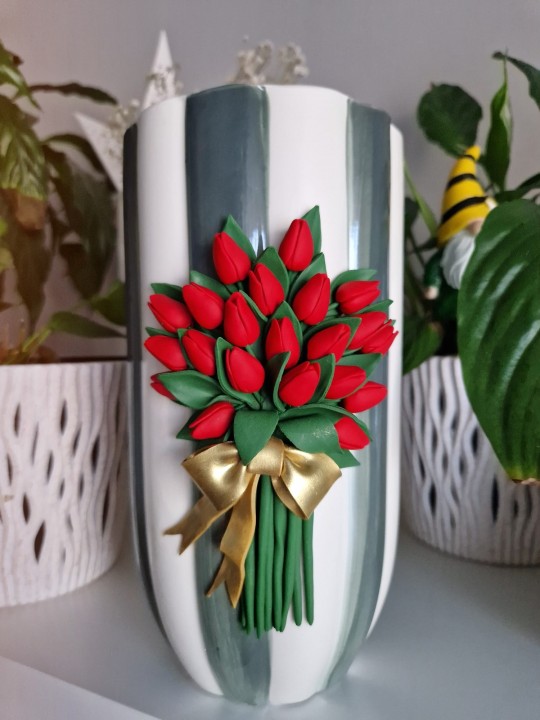 Vaza cu lalele rosii