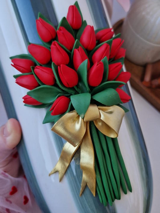 Vaza cu lalele rosii