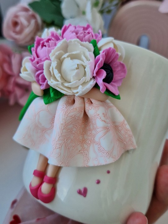 Domnisoara cu bujori roz