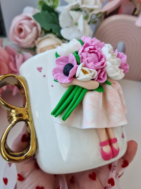 Domnisoara cu bujori roz